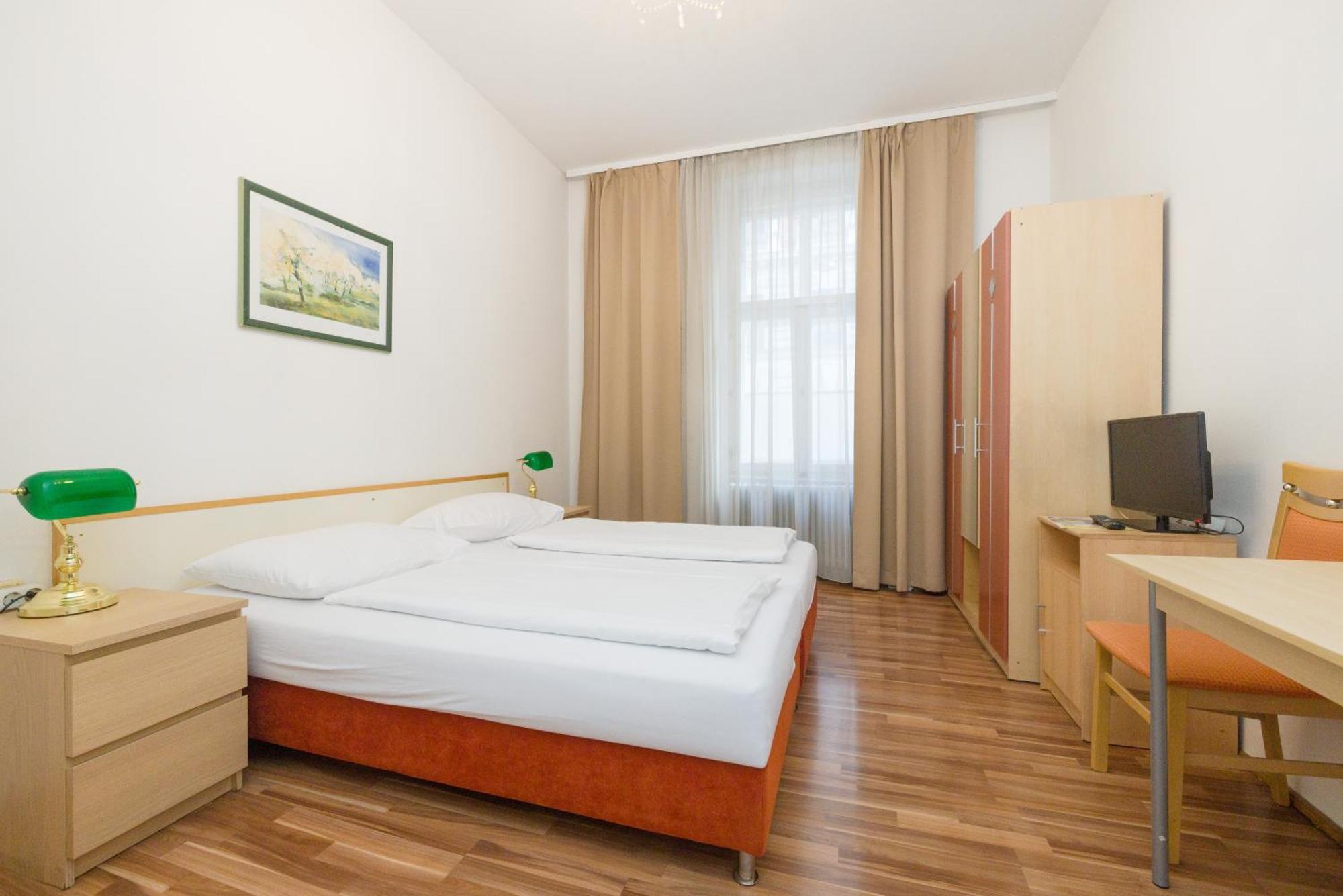 Pension Votiv Vienna Exterior photo