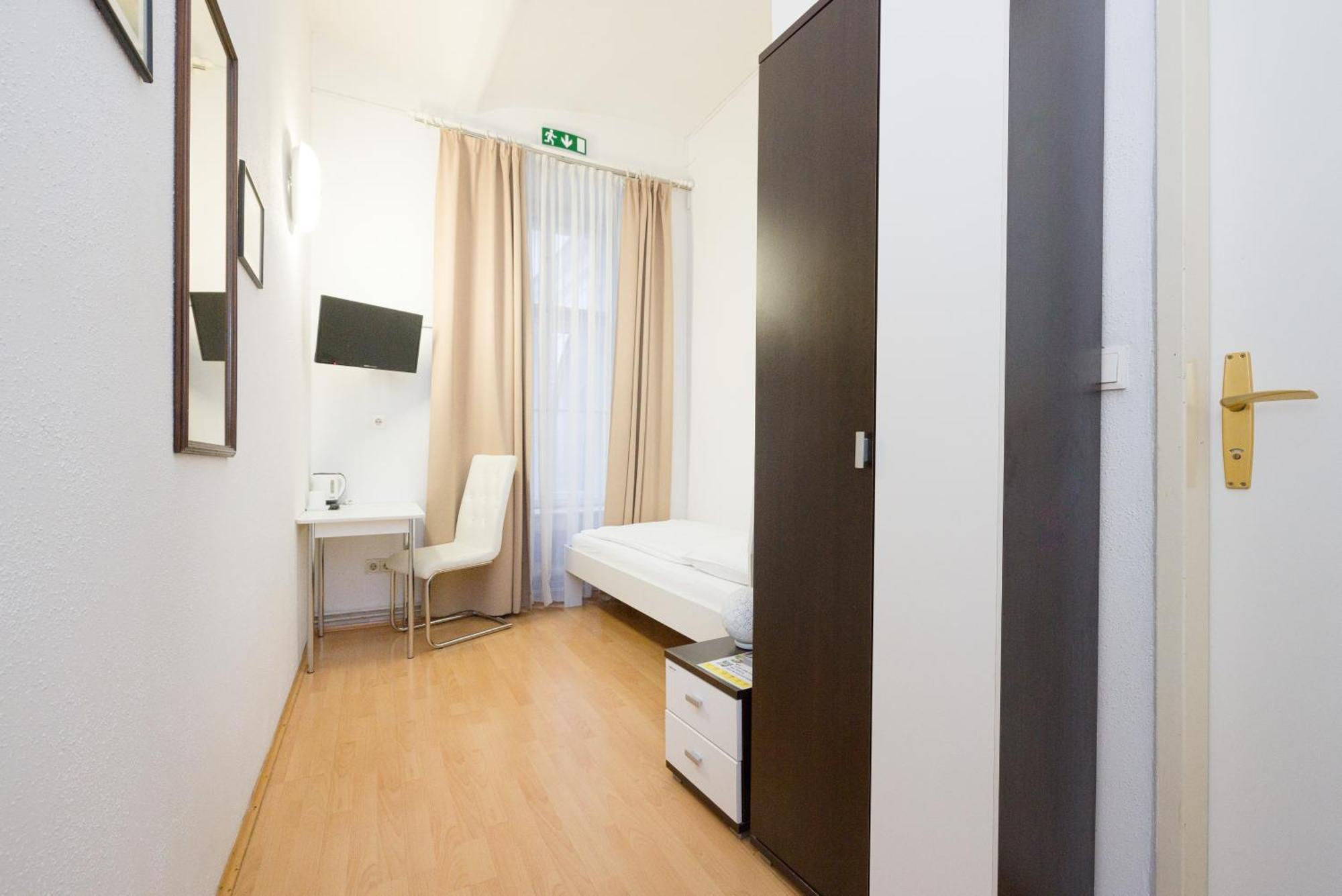 Pension Votiv Vienna Room photo